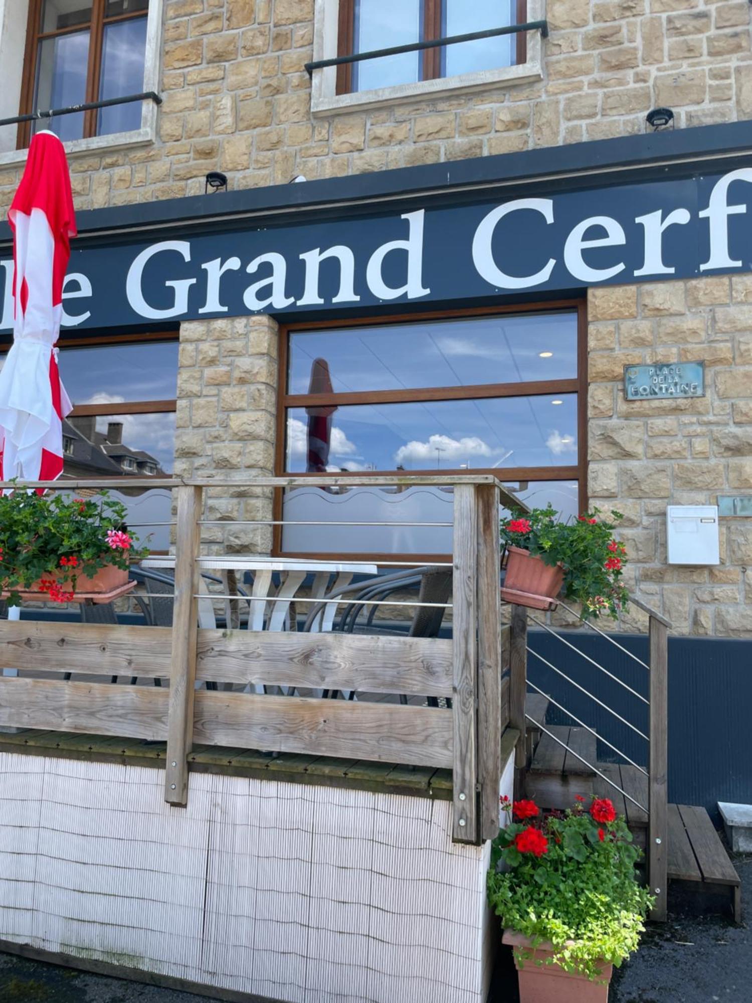 Le Grand Cerf Hotel Carignan Екстериор снимка